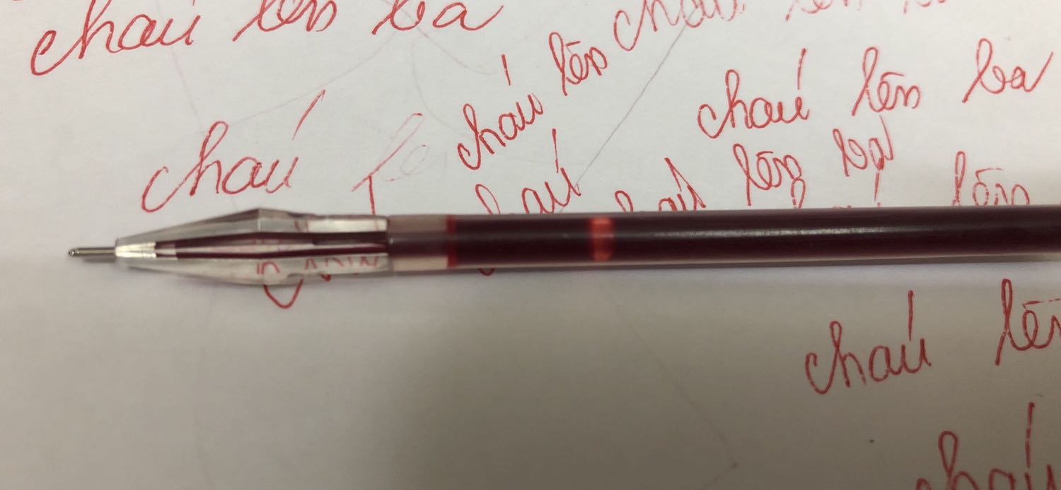 Chất lượng sản phẩm không như mong muốn.
Màu mực nhạt, nét viết không đều. Mình mua 2 hộp mà 5-6 chiếc bị tắc mực. Có chiếc còn bị lỗi cả ống mực.