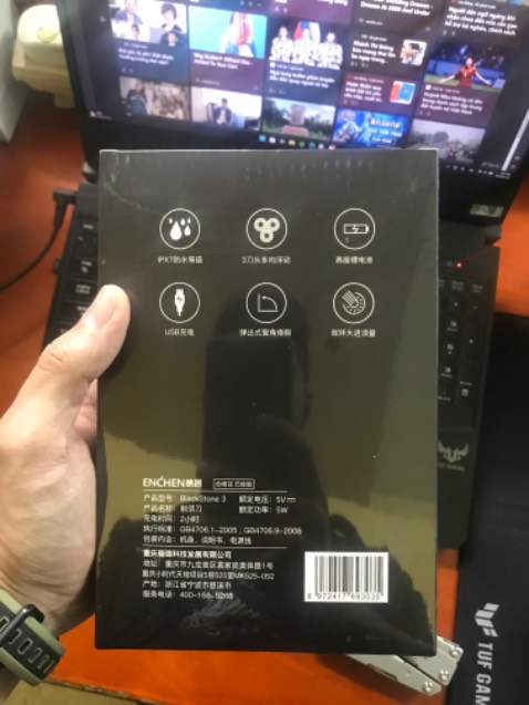 Giao hàng rất nhanh và đóng gói cẩn thận. Cảm nhận ban đầu mình thấy khá là vừa tay. Thấy mọi người review con này tốt lắm. Mình mua thử để dùng xem sao. Máy đẹp nhé các men