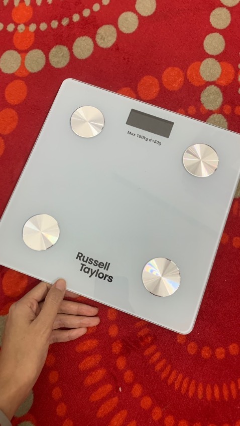 Mua được cái cân này với giá này cảm thấy xứng đáng và hài lòng vô cùng, tốn 2 cục pin nhỏ loại bỏ chuột mới xài được, có kết nối app nữa mà đt đầy dung lượng rồi chưa kết nối thử, cân cũng chuẩn lắm rồi. cảm ơn nhà bán nhiều