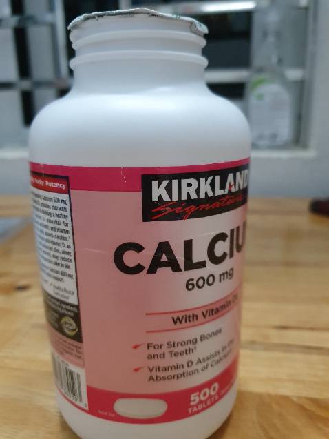 Nhận hàng về, chưa có mở nắp. Vì nắp được bao bởi 1 lớp bóng bên ngoài. Về nguyên tắc lớp giấy bóng này sẽ bao quanh nắp nhựa rất chặt như kiểu 1 động tác niêm phong vậy đó. Và muốn mở nắp phải xé lớp giấy bóng này ra. Vậy mà hum nay vừa nhận hàng, đứa cháu nó lấy ra nó xoáy ra luôn cái nắp và cái bao bóng bên ngoài( tất nhiên là cái bao bóng vẫn nguyên vẹn). Haiz. Lâu nay hàng Mỹ cũng nổi tiếng về khâu đóng gói. Điều này làm mình có chút nghi ngờ về chất lượng của sp.  Chưa bàn đến chuyện check mã code hay batch code. Vì cái này được dán thì khả năng làm nhái cũng dễ mà.Thấy giấy dán lên cũng cẩu thả, có để lại vete nhàu trên giấy dán thông tin. Mua cho bố mẹ mà không dám để bố mẹ dùng.