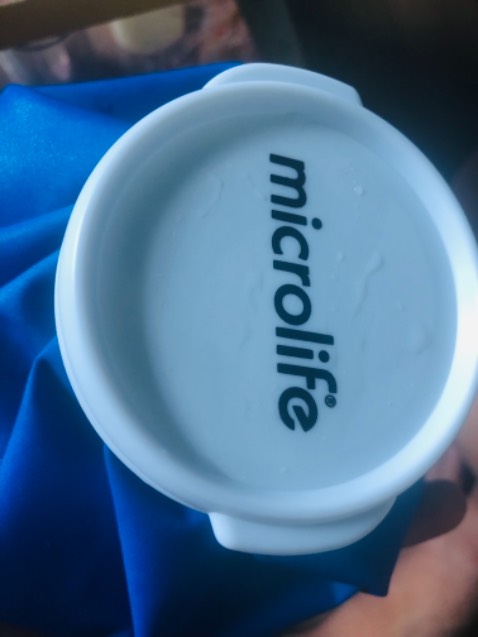 Mình cho đá lạnh vào chườm được 5 phút, thì ướt sũng hết cả cái túi như hình.