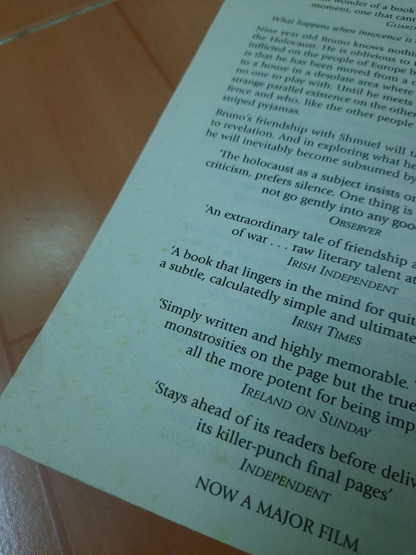 Bị hấp dẫn bởi bìa sách.Về nội dung, do mình chưa đọc xong nên chưa đánh giá phần này được. Sách xuất bản nhiều năm trước nên vài trang gần bìa có hiện tượng ố vàng chút. Do có khuyến mãi nên cũng chấp nhận được. Sách cầm rất nhẹ tay và là một trong những cuốn sách ngoại văn đầu tiên mình mua nên cũng khá thích nó.