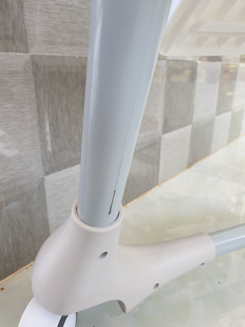 Mình vừa nhận được hàng, rất không hào lòng vì các chân ghế lắp rất ẩu, chân ghế thì trầy xước. Số đt tổng đài thì mình gọi báo k có số này. Tiki vui lòng liên hệ mình để đổi lại.