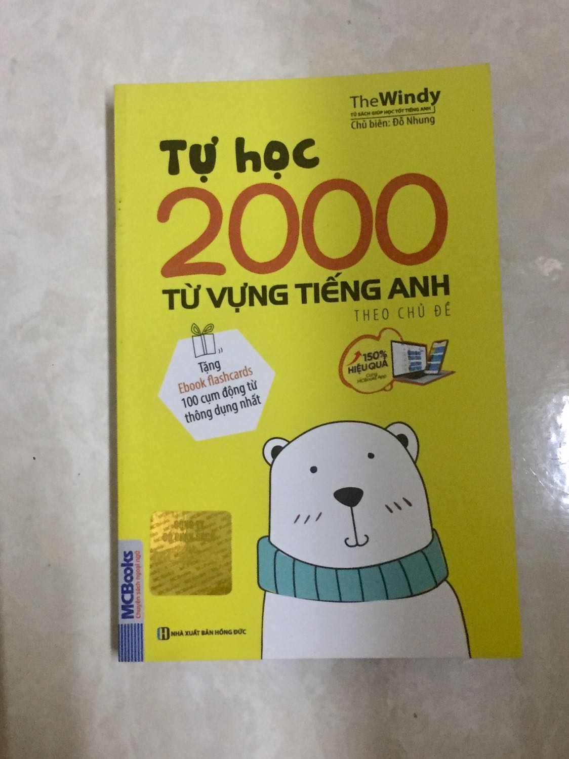Tiki giao hàng nhanh nhưng cần thay đổi cách đóng hàng. Sách ko có bọc chống sốc. Sách của mình chỉ bị gấp góc tí thôi. Sách nhỏ gọn. Nội dunng sách oke nha. Khi mua về mng sẽ có mã để luyện nghe