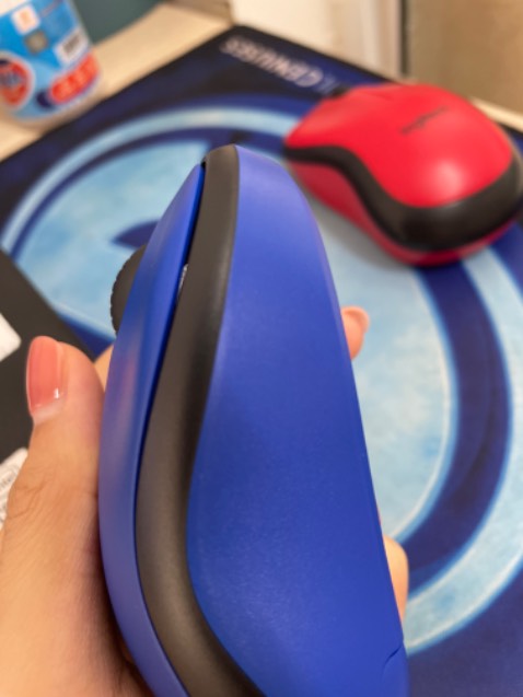 Chuột đỏ là cùng M221 mình mua cách đây 1 năm. Chuột xanh là vừa đặt hôm nay. Cùng loại M221 nhưng chữ trên 2 chuột khác nhau? 
Độ hoàn thiện 2 cạnh của chuột xanh cũng kém hơn, chỉ có 1 bên được bo tròn, 1 bên thì bị cắt chờm cạnh viền ra ngoài, sờ bị cấn tay?