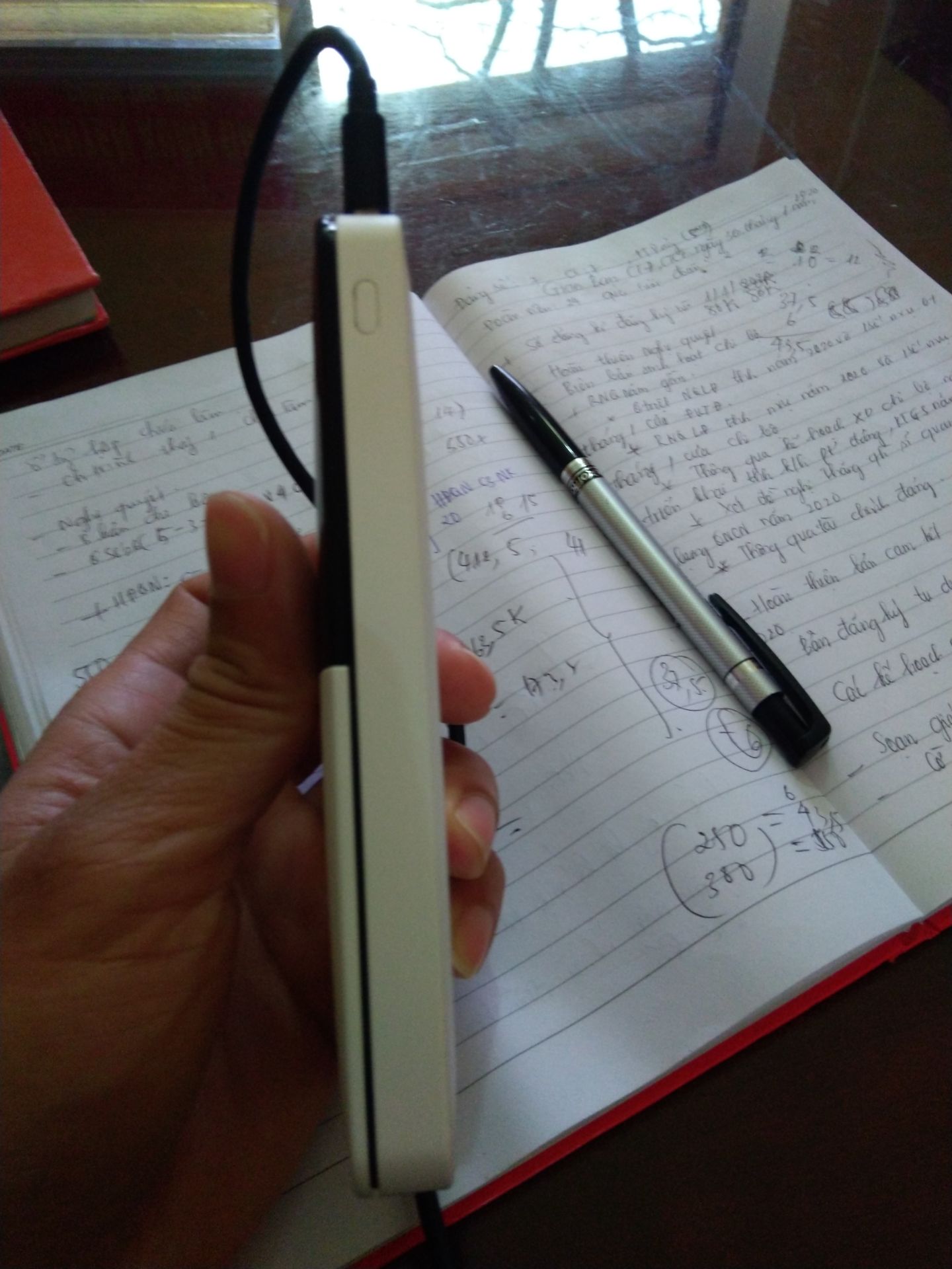 sản phẩm kích thước nhỏ gọn đóng gói chắc chắn đẹp có số phần trăm hiển thị pin