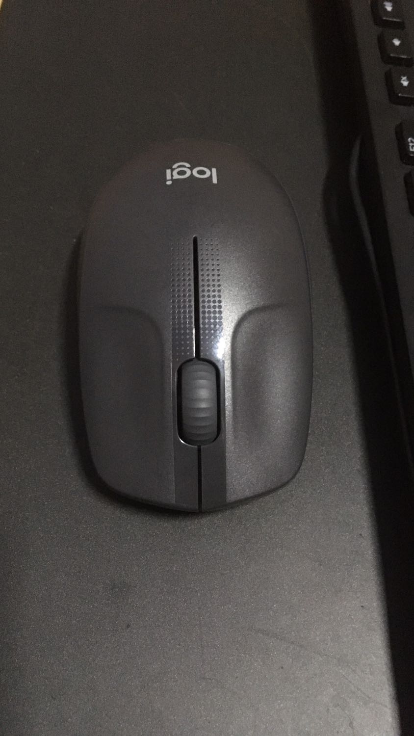 Chuột có kích thước khá to tay con trai có thể ôm trọn, khá nhạy trên cả bề mặt trơn, hoàn thiệt tốt giá cả hợp lý rất đáng mua với giá 280(+ shipping)