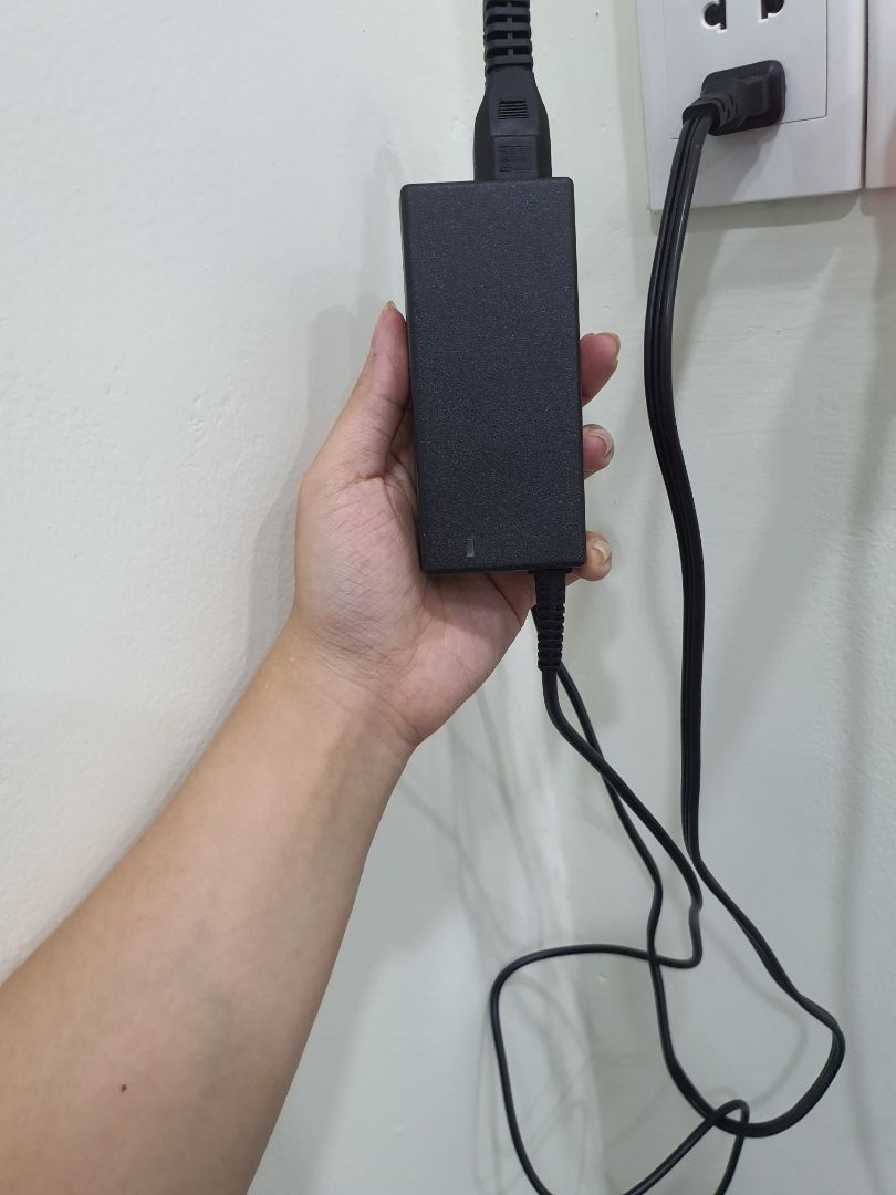 Sử dụng được đúng 1 tuần thì sạc bị nổ và tắt đèn trên cục sạc, ko còn sử dụng được nữa. Gọi tiki hỗ trợ thì ko ai trả lời toàn bắt ngồi đợi hàng giờ.