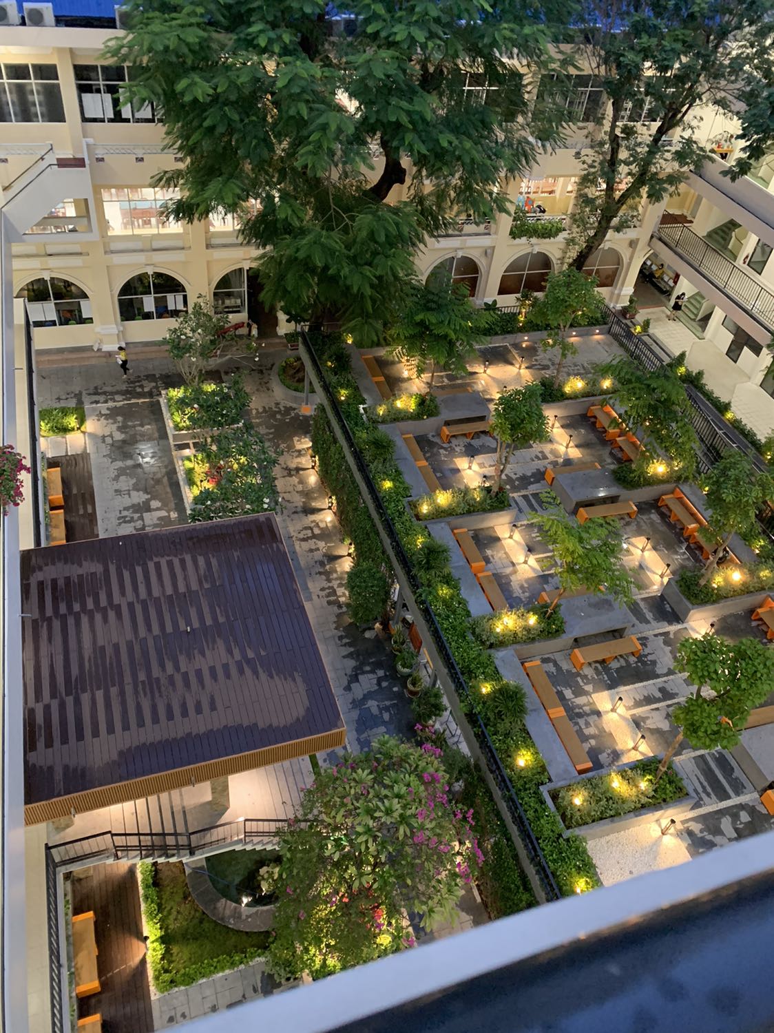 SEO SHIN AE LẦN ĐẦU LÊN TIẾNG VỀ VỤ VIỆC VỚI SOOJIN (G)I-DLE

Mới đây, sau gần một tháng im lặng, nữ diễn viên Seo Shin Ae đã lên tiếng về thời gian theo học tại trường cấp 2 Wawoo cùng với Soojin của (G)I-DLE. 

Trong bài viết nữ diễn viên không trực tiếp nhắc thẳng tên Soojin mà gọi là "cô ấy" và nhóm của cô ấy.

“Xin chào, tôi là diễn viên Seo Shin Ae.

Khoảng 10 năm trước, tôi là một người trẻ tuổi, thiếu can đảm. Tuy nhiên, nếu tôi do dự và sợ hãi nữa, tôi nghĩ rằng tương lai mình sẽ tràn ngập sự hối tiếc và thất vọng.

Tôi làm việc trong ngành công nghiệp giải trí từ khi còn nhỏ, nhưng ở trường tôi cũng là một học sinh bình thường như mọi người khác. Khi học cấp hai, tôi chuyển đến trường mới trong học kỳ đầu tiên của năm thứ hai, tôi đã cố gắng hết sức để hòa hợp với các bạn cùng lớp. 

Người đã luôn luôn chế nhạo và chửi bới tôi trong 2 năm qua cùng với 'nhóm' của cô ta, trong những giờ nghỉ giải lao ở hành lang, trong quán ăn, hàng ngày, ở mọi nơi. Họ liên tục nói những lời: “Cô ta thậm chí còn không xinh đẹp sao có thể là một người nổi tiếng?”, “Sự nổi tiếng của cô ta là dĩ vãng rồi”, “Không có gì lạ khi cô ta bị ruồng bỏ”, “Không hiểu tại sao giáo viên lại đối xử đặc biệt với cô ta”. 

Đó có thể là những lời nói của tuổi trẻ *** và ghen tị có thể thốt ra mà không cần suy nghĩ kỹ. Nhưng nó đã ăn sâu vào trái tim tôi như những vết sẹo cho đến tận ngày nay. Những vết sẹo tích tụ sau đó đã trở thành vết bầm lớn, và cuối cùng tôi trở nên sợ hãi mọi người. Những nỗi sợ đó sau đó đã trở thành nỗi ám ảnh, biến tôi thành người sống nội tâm và cản trở ngại lớn với tôi thời trung học.

Cô ta nói rằng họ không nhớ và chưa bao giờ nói chuyện với tôi, điều đó là đúng. Đó hoàn toàn là những lời lăng mạ một chiều. Thật đáng tiếc khi cô ta liên tục phủ nhận những câu nhận xét và hành động khinh thường đã thực hiện là không đúng sự thật. Tôi không biết có chứng hay nhân chứng mà cô ta tuyên bố có, nhưng tôi tự hỏi liệu trí nhớ chọn lọc của cô ta có đủ chân thật để che đậy mọi thứ hay không. 

Nếu bạn hiện đang phải chống lại với blhđ, hãy dũng cảm và xin sự giúp đỡ từ những người xung quanh. Tôi đã không thể làm điều đó, và tôi tin rằng thời gian trôi qua mọi thứ sẽ tốt đẹp hơn, nhưng tôi nhận ra rằng không phải vậy. 

Tôi xin lỗi vì việc này đã khiến nhiều người lo lắng. Từ bây giờ, tôi muốn trả ơn mọi người bằng những hoạt động của một diễn viên, không phải những vấn đề cá nhân như vậy. Tôi hy vọng tất cả các bạn sẽ hạnh phúc trong tháng Tư tới và dù có thể mọi người đang kiệt sức và mệt mỏi vì Covid19 nhưng mong rằng mọi vẫn sẽ vui vẻ và hạnh phúc

Cảm ơn mọi người”