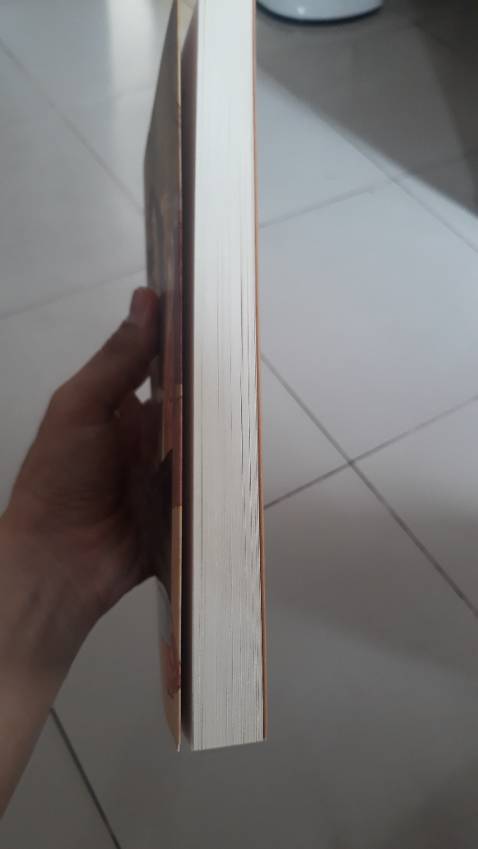 Bìa đẹp nhưng bức hình 2 người đứng ko nét so vs trong ảnh , giấy ở trong thì mới, đẹp, đều màu, không bị cong móp, ở sg giao nhanh trong ngày, nếu muốn có bọc nilong thì phải mua gói bookcare 
=> hài lòng.