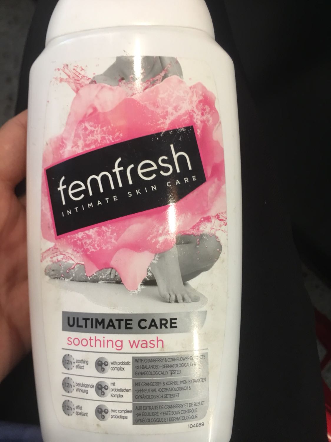 mặt sau có vết bóc tem không biết sao nữa