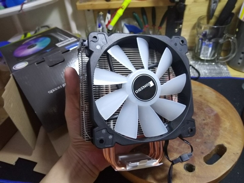Giao tản nhiệt CPU hiệu jonsbo cr-1000 như hình, mua giá 330k, tản nhiệt xài ổn, ánh sáng nhẹ, đủ màu sắc, quạt chạy êm, nhiệt độ cpu giảm nhanh. Giao tản nhiệt CPU hiệu jonsbo cr-1000 như hình, mua giá 330k, tản nhiệt xài ổn, ánh sáng nhẹ, đủ màu sắc, quạt chạy êm, nhiệt độ cpu giảm nhanh.