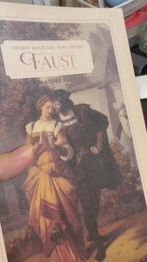 Vừa khít đồ bọc sách luôn. Đoạn đầu khá hài đó, kiểu con quỷ lịch thiệp và nhà thông thái mỏ hỗn :)))))