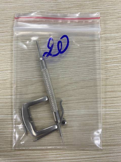 Đóng gói cẩn thận. Độ hoàn thiện sản phẩm tốt. Hình như sây Silicon hay TPU thì phải.  
Tặng bộ tua vít, chốt lò xo. Lúc trước mình dùng dây da bò, nhưng cơ địa dễ ra mồ hôi nên, dây da thấm và phơi nắng mấy bận nhưng không hết hôi. Nay thử loại này cho TISSOT, vừa và khít luôn cho loại khoá bướm của TISSOT. 
Giao hàng JNT nhanh. Bữa trước đặt bữa sau có. 

Cho Shop 10 sao.