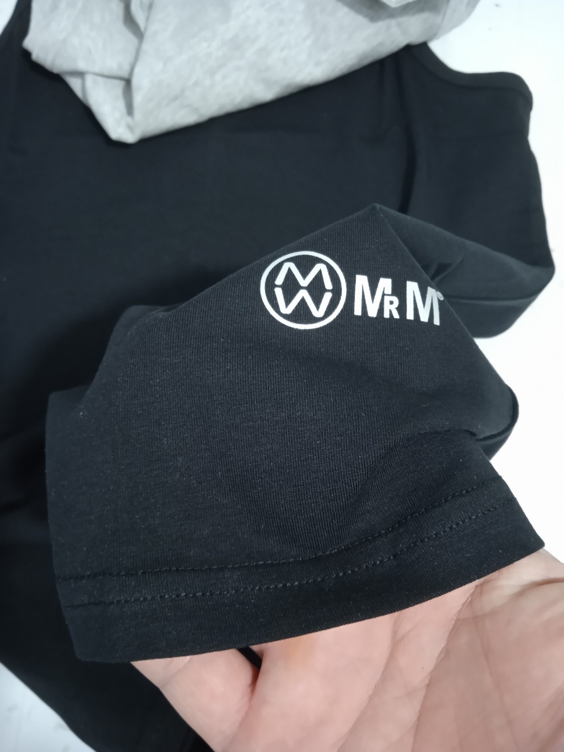 Giao cực nhanh, đặt sáng chiều có hàng luôn. Hộp tiki đóng gói vuông vắn cẩn thật, mang rất lịch sự.
Chất lượng áo cực tốt, thun mềm mát, co giãn tốt.
hàng chính hãng, logo dập nổi đẹp.
mặc thêm 1 thời gian để trải nghiệm thêm, bền tốt thì chắc chắn sẽ ủng hộ thêm.
good amazing !!!