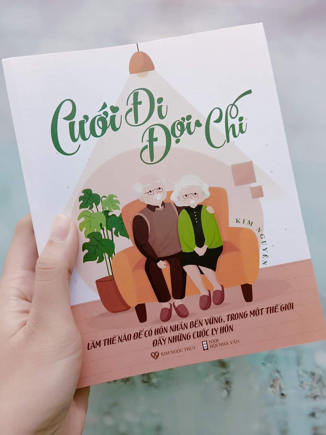 Đóng gói sản phẩm đẹp, còn sản phẩm bên trong thì khỏi chê . Ban đầu thấy tựa sách hay hay nên mua, ai ngờ đọc xong bị cuốn theo luôn?,mình cưới rồi trong hôn nhân cũng gặp nhiều vấn đề mà bản thân k biết giải quyết ntn, nhưng đọc xong sách này thì mình có góc nhìn khác hơn về những chuyện đã xảy ra trong hôn nhân, cảm ơn tác giả của quyển sách này rất nhiều ?