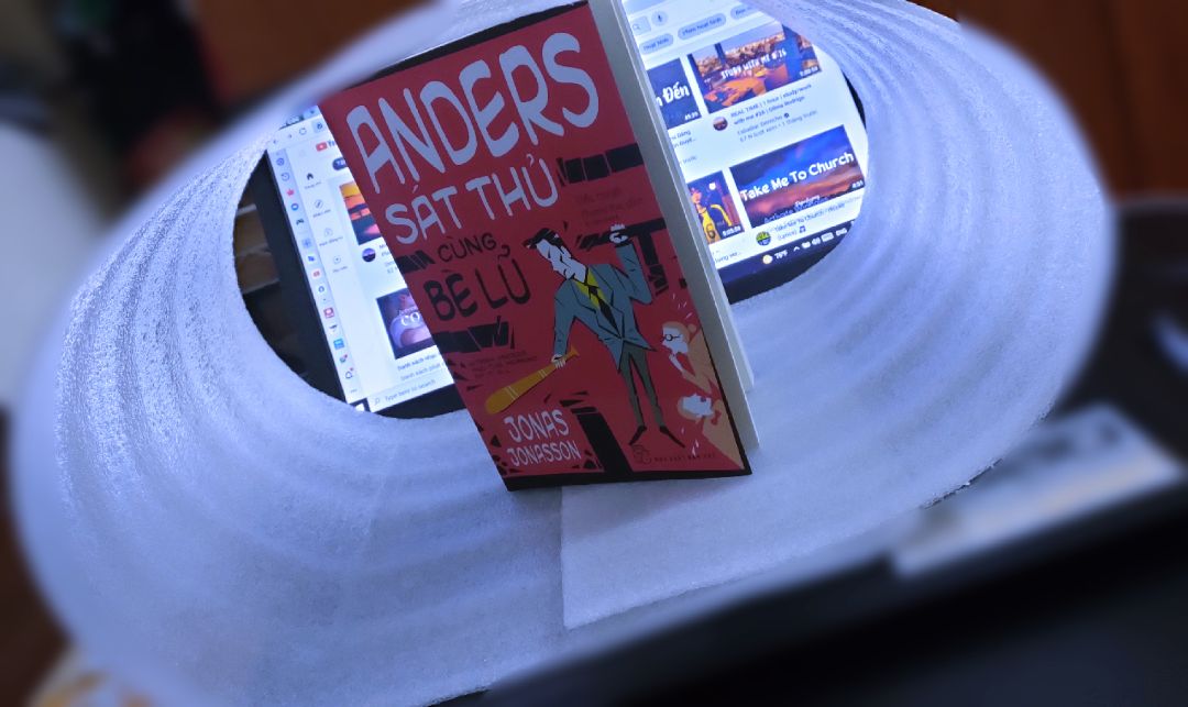 Tác giả vẫn vậy, vẫn viết theo cách riêng của mình. Tác phẩm khá hài hước theo mô típ quen thuộc, mà vẫn hết sức nhân văn. Dẫu vậy, người dịch quyển này có cách dịch thực sự không hay bằng người dịch “Ông già trăm tuổi…”, mình có cảm giác dịch giả này trẻ hơn rất nhiều nên văn phong dịch rất “*** status” hay blog chứ không phải văn phong văn học. Đọc nghe rất khó chịu, ví dụ như “vi diệu” “ngay tắp lự” & mấy từ khác mà không có trong từ điển Việt- Việt. Còn “ổng” ổng “tui” tui nghe cũng phát mệt (nếu dịch từ bản tiếng Anh chắc người ta cũng không ghi là ải ai hay hỉ hỉ đâu nhỉ?) – dịch giả quyển trước đâu cần phải dùng những ngôn ngữ *** như vậy mà vẫn truyền tải được sự hài hước của truyện? Vả lại, đây là sách văn học chứ không phải *** status hay blog.

Đấy là cách dùng từ ngữ. Tiếp theo là việc lối diễn đạt:

Nhưng khi gập cuốn sách lại, mình nhận ra văn phong của tác giả theo kiểu tiếu lâm, thứ sẽ khiến chúng ta cảm thấy hấp dẫn, sảng khoái và bật cười vui vẻ qua vài chương truyện khởi đầu. Nhưng mà càng đọc về sau, mình càng cảm thấy cách viết của tác giả không trau chuốt. Hệ thống xây dựng nhân vật truyện sơ sài, khiến mình không hề có ấn tượng với bất kì nhân vật nào. Nói thật, khi đọc hết quyển sách nhưng mình vẫn không cảm nhận được cái hay của tác phẩm, câu chuyện cứ bình bình diễn ra từ *** đảo, hành hung, ám sát cho đến làm từ thiện. Các tình huống tuyến tính xuyên suốt truyện đọc nhàm chán, ngang phè, và không hề có điểm nhấn, không có nút thắt, trường đoạn cao trào nào cả. Giọng văn đều đều, đọc những đoạn mô tả cảm xúc nhân vật, những đoạn cao trào, những tình tiết gay cấn vẫn cứ một giọng điệu như thế. Nói chung mong NXB Trẻ sẽ tiếp tục cho bạn Phạm Hải Anh dịch.

(P/s: Rồi còn đoạn “táo rụng không xa cây gia phả”: mình đoán là do dịch giả đã dịch cực kỳ sát thành ngữ tiếng Anh “the apple doesnt fall far from the tree”. Nghĩa bóng mà thành ngữ tiếng Việt tương đương mình nghĩ đơn giản chỉ là “con nhà tông không giống lông cũng giống cánh”)