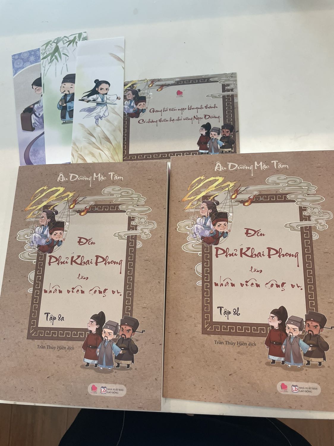 Tiki giao nhanh và bọc cẩn thận 
Có kèm bookmark như ảnh, dễ thương ghê 
Mình thấy giấy in trang sách ngày càng mỏng hay sao ý