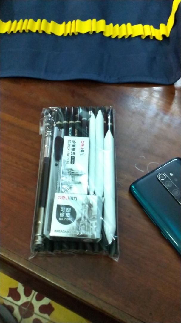 Tiki đóng gói đẹp. Sản phẩm bao bì cũng đẹp, nhìn ok. Sau khi mở ra thì thấy sản phẩm cũng giống như hình. Mua vào lúc được free ship và giảm giá 10% nên cũng giảm được thêm một chút. Chưa dùng thử sản phẩm nên chưa biết bút chì có ok không.