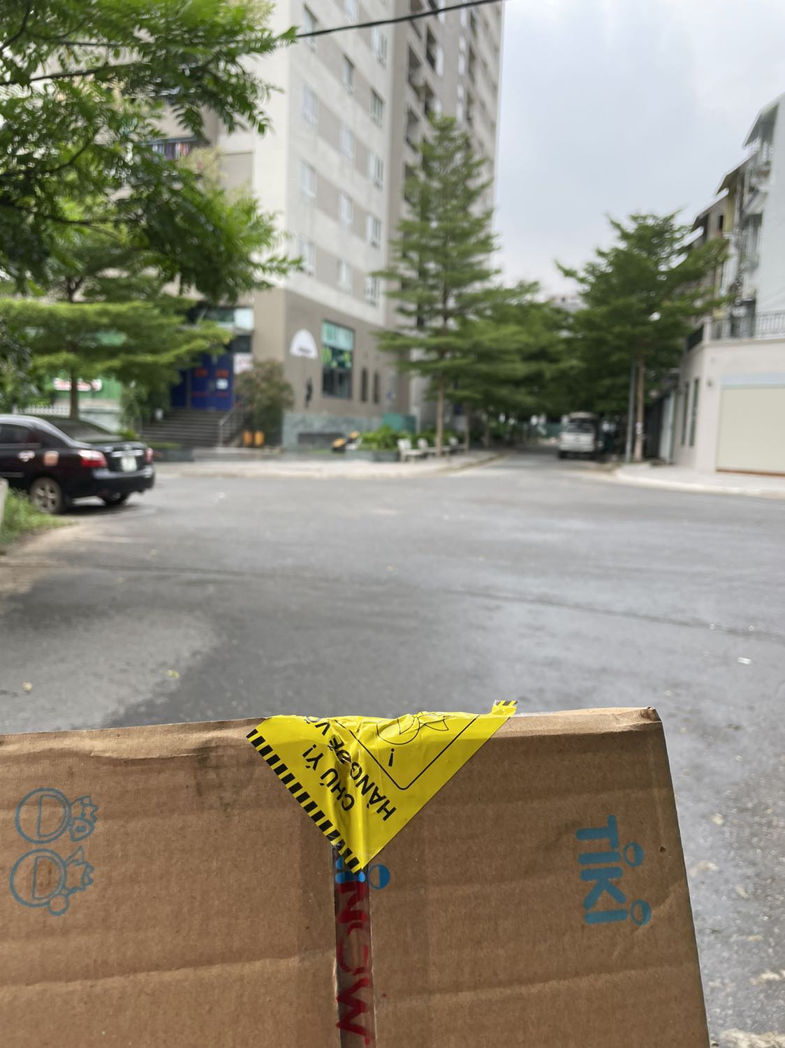 Quá nhanh. Mình lượn lờ sản phẩm vài lần. Trúng TIKI giảm 5tr790k. Áp mã moca 300k. Còn 5tr5. Quá đẹp cho 1 cuộc tình khô máu 🥰🥰🥰
Chất lượng nhạc hay. Mình mới đeo nên hơi đau đầu chút vì chưa quen. Chống ồn cực tốt.  nghe thấy tiếng quạt nhẹ thôi, ko rõ tẹo nào.
Mình liên kết dễ dàng với iphone nhưng laptop thì hơi mệt chút.
Các bạn ấn giữ nút nguồn tầm 7s thì sẽ hiện MX4 trên laptop nhé. Tai nghe sẽ kích thích Bluetooth pairing. Mình mày mò cách này trên youtube :)))