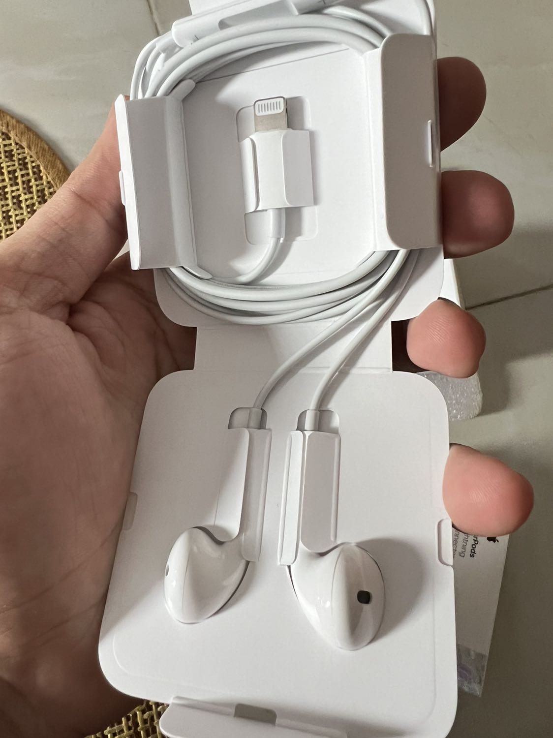 Nhận hàng khá sớm, hiện tại mình vừa đánh giá vừa trải nghiệm thì có cảm nhận ban đầu như sau:
 - Ngoại quan: sản phẩm đóng gói theo kiểu như hộp iphone 13 series, đơn giản không cầu kỳ
 - Hàng chính hàng, có seal niêm phong, nguồn gốc rõ ràng
 - Sản phẩm: chất lượng khá tốt, không bị hở dây, hướng dẫn trải nghiệm chuẩn Apple khá rõ ràng (nên đọc bản hướng dẫn sử dụng nên nắm một số thông tin quan trọng)
 - Trải nghiệm: Âm lượng to hơn mình nghĩ, vẫn có tiếng bass, không có chống ồn nhưng vẫn đảm bảo mình vừa nghe nhạc vừa nhận biết môi trường âm thanh xung quanh (mình đã từng sử dụng những phẩm tai nghe chống ồn khác nhưng khá chán, nhiều lúc người khác nói chuyện với mình mà mình hổng phản ứng nên họ nghĩ mình xem thường họ, ảnh hưởng đến mối quan hệ của nhau)
 - Đeo tai nghe khá thoải mái, không có cảm giác nặng tai nghe hay khó chịu gì cả, tạo được tính riêng tư.
Trải nghiệm ban đầu là vậy, về dây tai nghe thì theo thời gian có bền hay không là do cách mình bảo quản nữa.
Thank Shop và Tiki. Great!!!!!