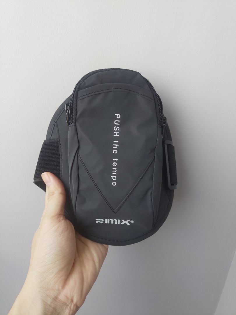 Cảm nhận ban đầu là chất liệu tốt, ngoại hình đẹp, dây kéo chắc chắn, dây buộc vào tay cũng chắc, khó bị rơi.