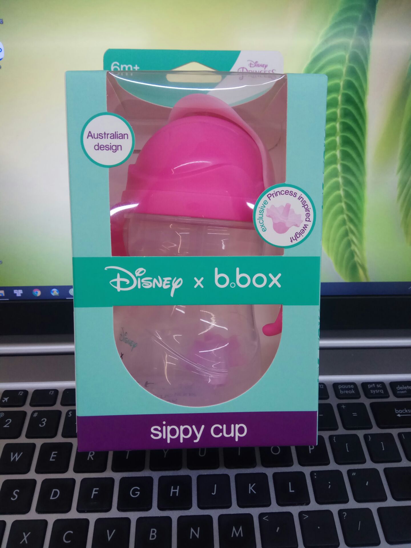 Bình nhựa cầm tay rất chắc chắn. Kiểu dáng và màu cũng rất đẹp.