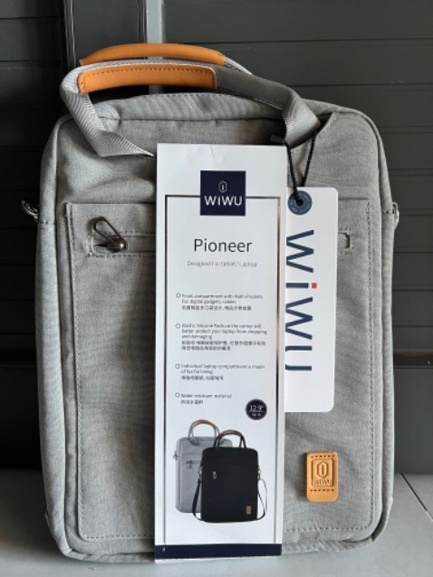 Thiết kế thời trang, đẹp, chắc chắn, đường chỉ may tỉ mỉ, chỉnh chu, đựng vừa sách A4, macbook air m1 hoặc surface pro. Tuy nhiên, đây là hàng cao cấp, nên góp ý shop đóng gói kĩ hơn nhe.