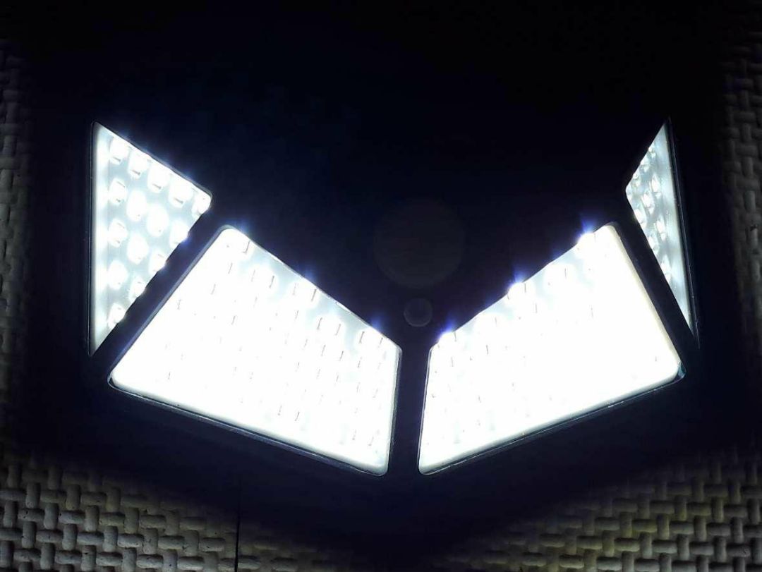 Đèn rất sáng, cảm biến chuyển động tốt, giá rẻ mà chất lượng ngoài mong đợi. Rất đáng mua nha mọi người