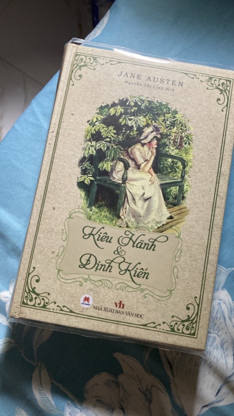 Sách bìa cứng dày dặn và chắc chắn. Nhận được mà thích quá thích luôn. Tiki gói hàng lúc nào cũng kỹ lưỡng nên miễn chê rồi.