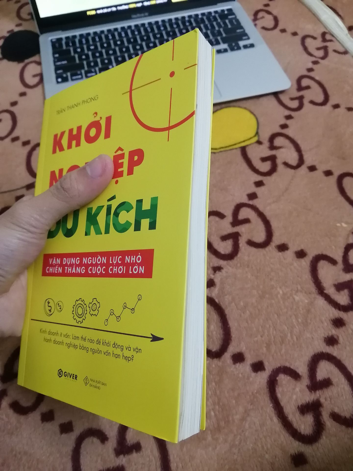 Sách rất hay, viết rất thực tế, rất phù hợp với môi trường Việt Nam. Bản thân mình cũng đang gặp rất nhiều vấn đề về vốn với ý tưởng kinh doanh của mình và mình nghĩ rằng mình có thể áp dụng rất nhiều điều mà tác giả đề cập tới. Mình cho rằng sách này cũng như sách của anh Trần Thanh Phong nói chung là không thể thiếu cho những bạn trẻ muốn kinh doanh/khởi nghiệp.