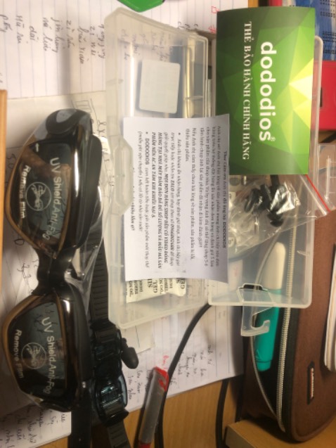 Hàng được gói cẩn thận tỉ mỉ, hộp nhựa chứa kính rất chắc chắn ko bị lỏng lẻo như mấy cái kính mấy chục, nút bịt tai bằng silicon rất mềm đeo không cứng chặn hoàn toàn tiếng ồn bên ngoài, mặt kính còn được tráng gương cực kì xịn. 5 sao cho shop nhé