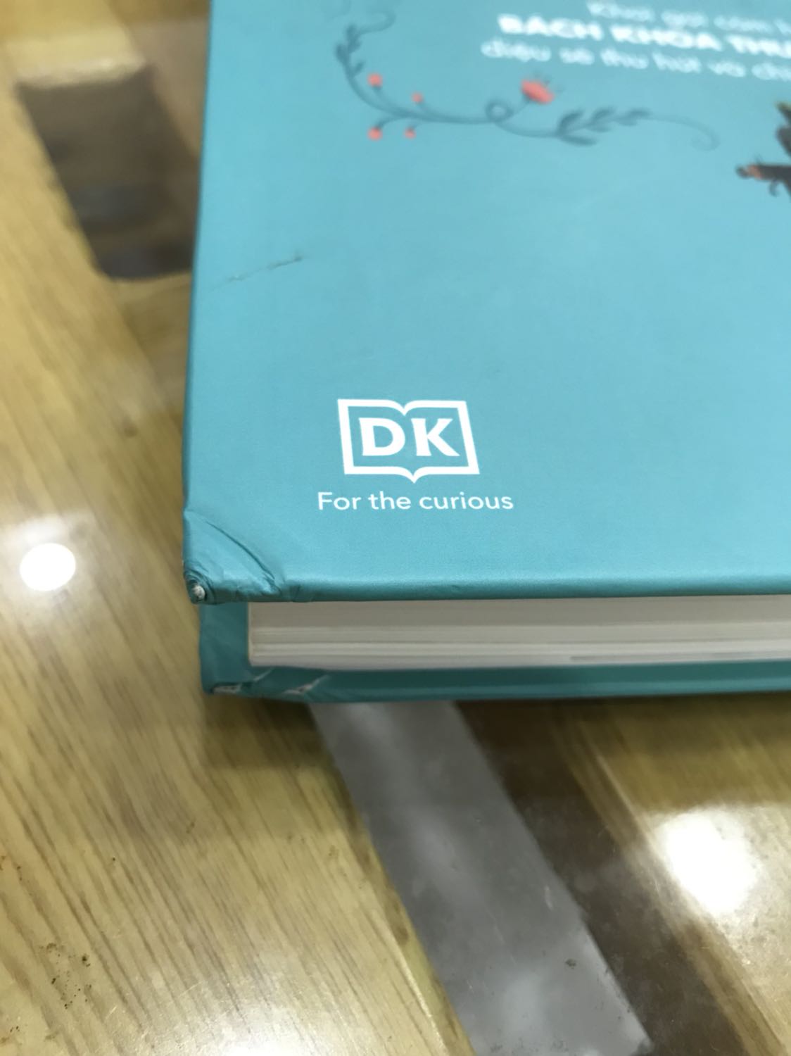 Sách mới, nội dung hay. Sách khoa học chi thiếu nhi mình thấy Đông A làm rất tốt, rất đáng mua. Mình hay mua sách Đông A cho các bé đọc tìm hiểu thông tin. Mình trừ 1 sao vì cảm thấy k hài lòng. Rất bực mình vì Tiki giao sách bị gãy góc hết. Cuốn sách bìa cứng rất đẹp, vậy mà góc bị gãy hết làm giảm giá trị của cuốn sách. Tiki xem lại cách bảo quản, vận chuyển sách của mình và đối tác. Trước giờ mình mua sách Tiki rất nhiều, cả bìa cứng và bìa mềm. Như cuốn Một chiến dịch ở Bắc Kỳ sách to và nặng hơn mà bìa cứng k bị gãy. Cuốn Story of food thì có nhăn nhẹ nhưng thôi mình k phàn nàn. Riêng cuốn này thì nhăn gãy góc quá. Nhìn khá là bực mình