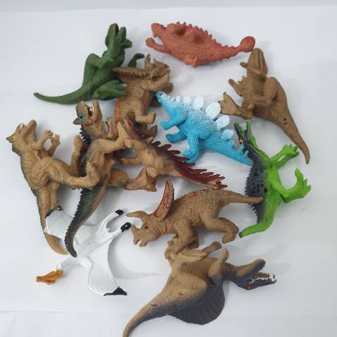 Hàng đẹp và giống hệt mô tả à nha. Mình mua cùng lúc mấy bộ đồ chơi của shop New4all, bé nhà mình thích chơi bộ này nhất. Kích thước trung bình thôi, không to đâu, màu sắc và kiểu dáng cũng đa dạng, nhìn cái là thích rồi.
Nhựa đặc, dẻo có vẻ chắc chắn, có 1 khủng long bay là ko đứng được . Với giá thành này thì mình thấy rất hài lòng rồi!