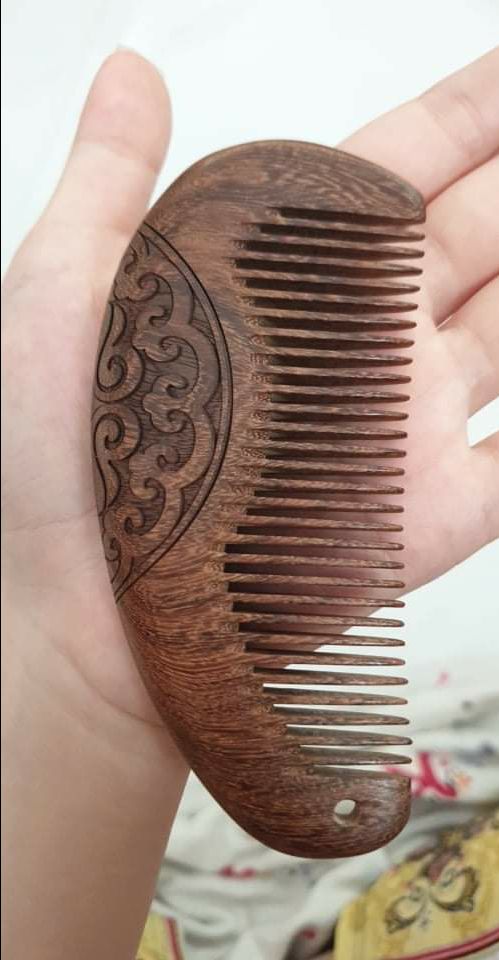 cực kì hài lòng! lược chải rất êm đầu và hoa văn cũng xinh nữa cực kì hài lòng! lược chải rất êm đầu và hoa văn cũng xinh nữa