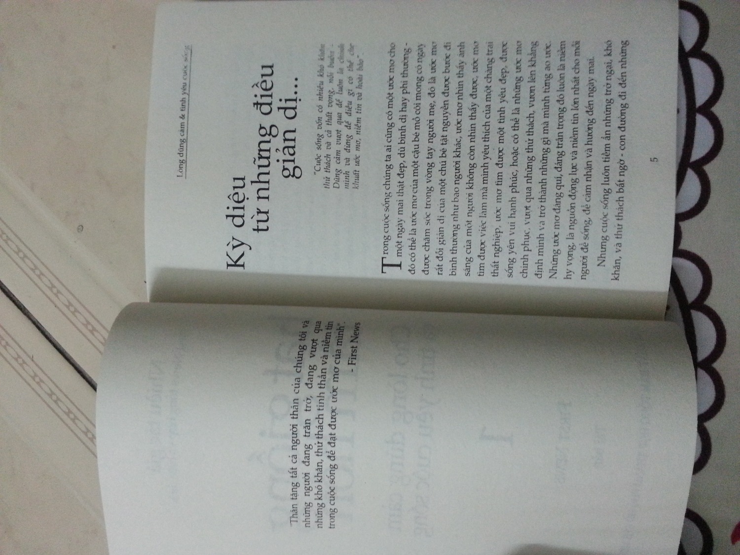 Giao hàng đúng giờ, đóng gói hàng cẩn thận, nội dung rất hay và ý nghĩa trong cuộc sống phù hợp với mọi lứa tuổi từ học sinh, sinh viên, người đi làm, hay những người lớn tuổi, hơi tiếc là có 1 vài chỗ chữ in mờ và sai chính tả, chất lượng giấy khá tốt. Nếu giấy hơi vàng tí thì nhìn sẽ sang chảnh hơn. Hài lòng với bộ sản phẩm này.