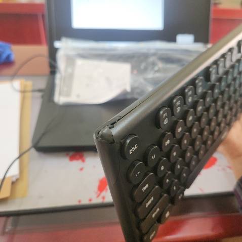 Đã nhận sản phẩm, về thời gian giao nhận thì đúng như lịch. Nhưng khi bóc kiểm tra hàng thì phát hiện lỗi bị vỡ 1 phần góc của bàn phím. Đề nghị hoàn đổi