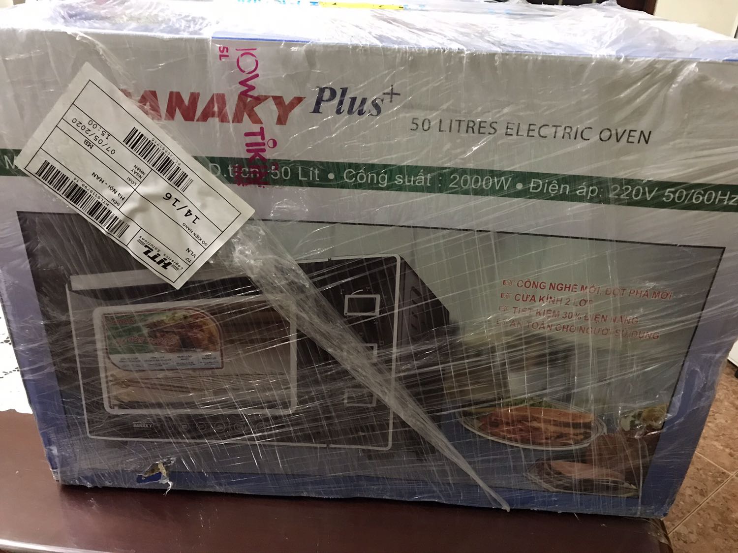 Nhân viên giao hàng rất nhiệt tình. Lò giao đến k bị móp méo, đầy đủ pk. Mình đã đọc rất nhiều review nói lò bị chênh nhiệt nhiều. Tuy nhiên mình thấy chỉ chênh khoảng 10-15 độ. Rất hài lòng với sp này