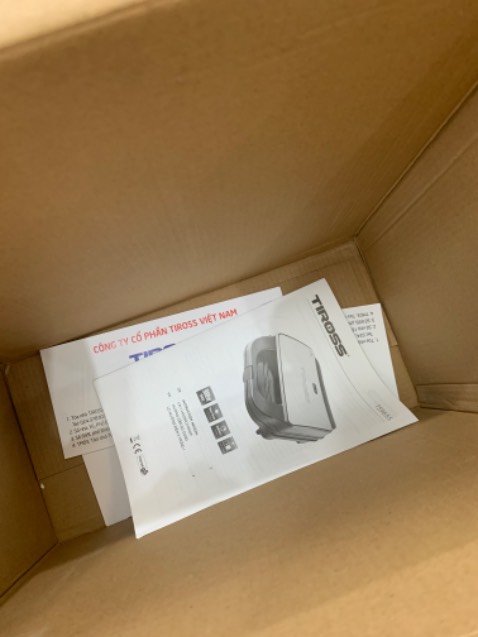 Xịn lắm nha mn
Hài lòng về đóng gói, rất cẩn thận, kĩ càng
Bao bì hộp đựng rất mới, hàng mới, ko có dấu hiệu đã qua sử dụng
Máy mới tinh, khay chống dính bóng láng
Mình đã từng đặt bên *** nhưng nhận về hàng bể vỡ, đã qua sử dụng rất thất vọng và chuyển qua đặt tiki. 
Nên mua nha mn ☺️