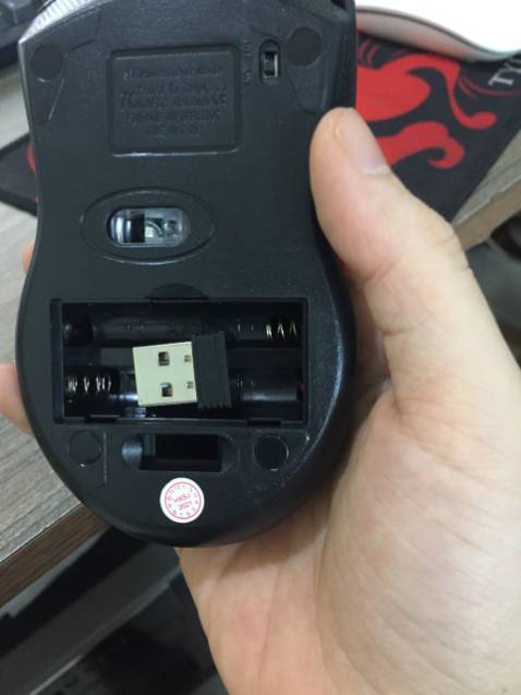 chuột nhẹ tênh, thiết kế đơn giản nhưng chất lượng rất ok, màu đỏ huyền thoại của m, m mua con này dùng 2 pin điều khiển rất nhạy, lần sau mua thêm con nữa dùng cho tivi, hàng tốt, giá tốt, m đánh giá cao sp và dịch vụ của shop