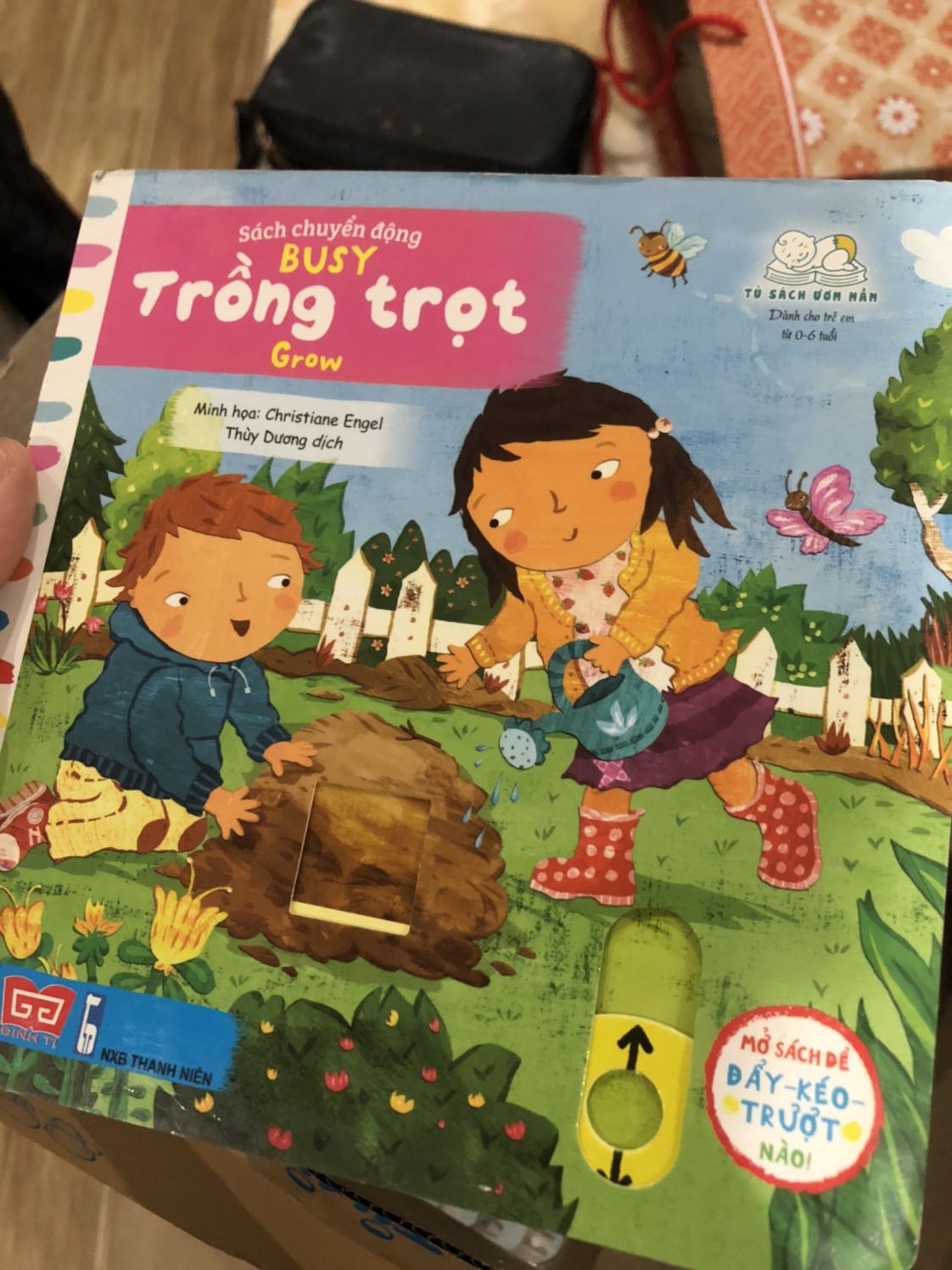 Sách không có bọc nilon nên rất bẩn, bìa in lem nhem như bị dính màu từ cuốn khác sang, mình muốn đổi cuốn khác mới hơn thì làm thế nào ?