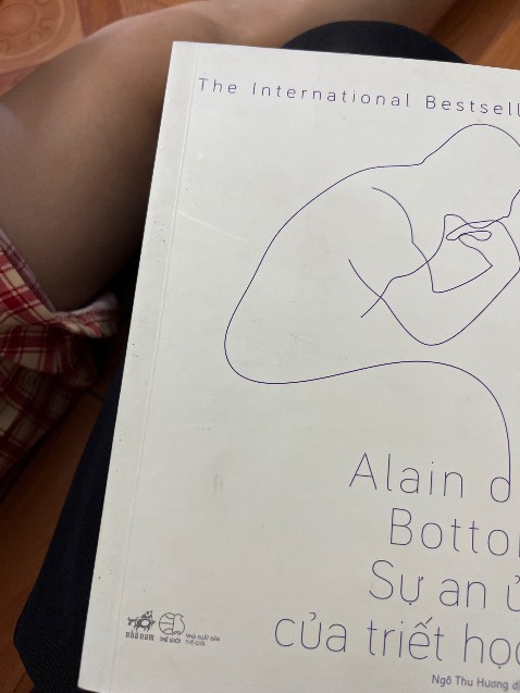 Bìa sách bẩn, trông khá cũ