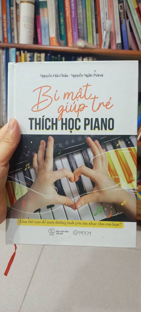 Một cuốn sách lột tả chân thật từng bước trên con đường chinh phục đàn piano của tác giả. Nhưng càng đọc lại càng nhìn thấy bản thân mình và học trò của mình trong đó. Cảm ơn tác giả. Cuốn sách rất thực tế và cần thiết cho những ai đang cần phương hướng trong việc giảng dạy, nhất là giúp các bậc phụ huynh hiểu rõ hơn những điều cần và đủ để con em mình học piano vui và thật sự có ích. 🤩