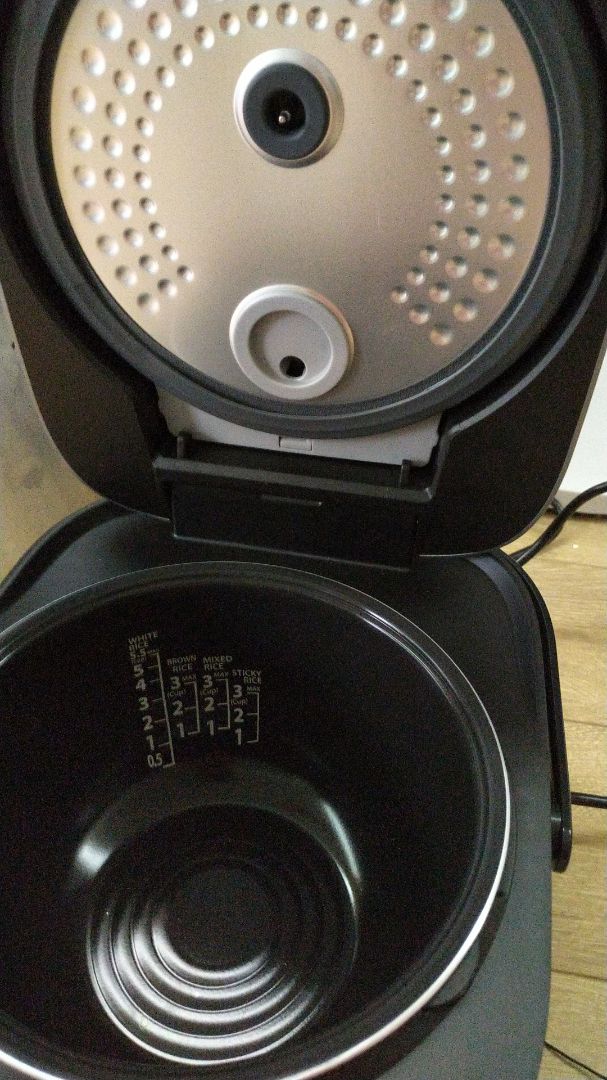 Nồi đẹp, đóng gói cẩn thận. Mình chưa dùng thử. Sản phẩm có hướng dẫn sử dụng tiếng Việt kèm theo khá rõ, tuy nhiên mình đang chưa biết cách reset giờ trên nồi để hẹn giờ nấu cho chính xác. Tìm trong hướng dẫn chưa thấy :(