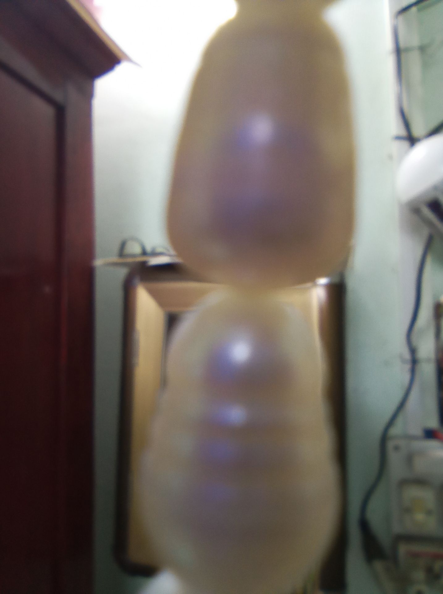 như quảng cáo , viên chuỗi không đều , " mềm " , nhìn gần không đẹp mắt - có viên trong , viên đục , có vài viên bị " tổn thương" . Tuy nhiên khi đưa lên ánh sáng , hơi lấp lánh , màu sắc thay đổi chút ít ở độ sáng và góc nhìn khác nhau