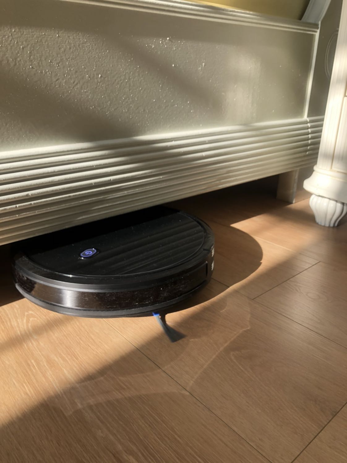 Ưu điểm:  
Robot mỏng, đẹp, trông chắc chắn, chui đc vào gầm thấp như hình mình chụp. Khả năng hút bụi tốt, mình quét & lau nhà rồi cho hút lại mà vẫn hút ra nhiều bụi mịn. Biết vòng lại khi ra đến cầu thang. 
Nhược điếm:
Đường đi hơi lung tung và lặp lại, chưa có điều hướng thông minh. Ko có app để kiểm tra bản đồ đường đi nhg với mức giá này thì hợp lý thôi
Ngoài ra có TikiNow nên mình nhận được rất nhanh