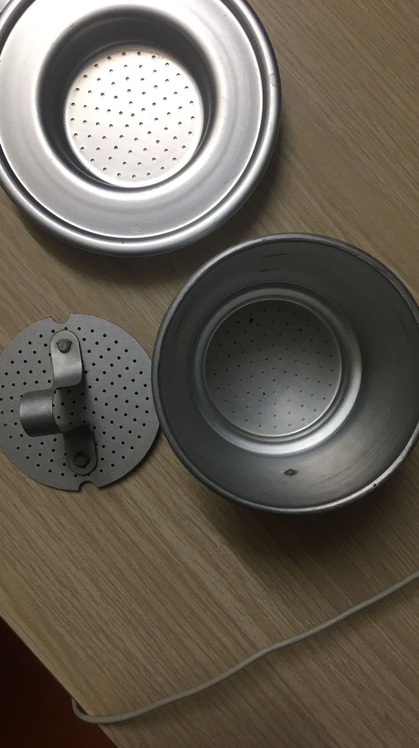 Miếng nén cafe to hơn đáy phin, ko thể nén đc cafe