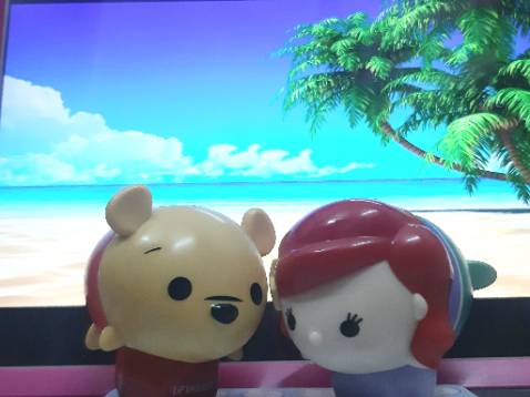 Son dưỡng ẩm tốt, có mùi Mật Ong thơm nhẹ. Lên môi sẽ có màu hơi hồng so với môi ban đầu (tùy môi của mỗi người ạ). Vị ngọt như kẹo, tạo hình đáng iu.
Giao hàng nhanh, chất lượng tốt, có tem chứng nhận, rất hài lòng ạ.