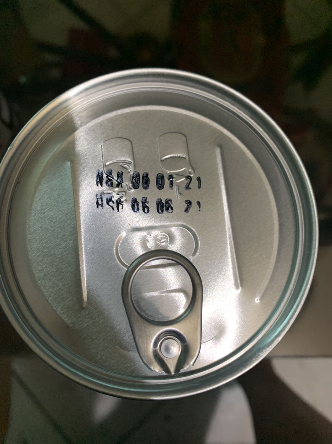 Hạt không nứt sẵn nên hơi khó khi ăn. Vỏ ngoài có vị bơ còn bên trong thì hơi lạt