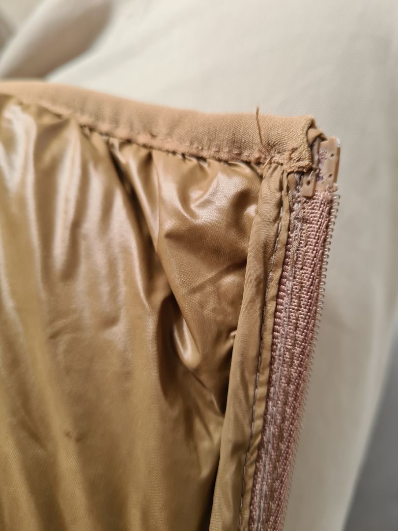 Các chi tiết như khóa kéo không chắc chắn. Ở lần kéo đầu tiên còn bị bung ra, khuyến cáo nên nhẹ nhàng với áo.